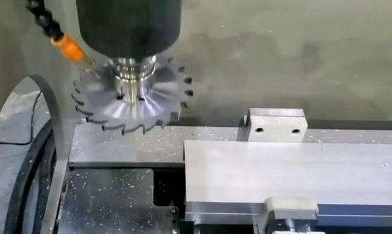 3 軸 CNC 制御プロファイル加工センター 窓ドアエリア上のプロファイル3側で作業