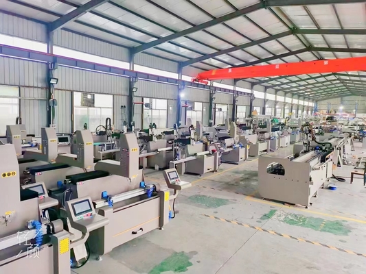 窓ドア CNC加工機 アルミニウムプロファイルで CNC 掘削 フレッシング機能