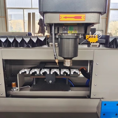 3 軸 CNC 制御プロファイル加工センター 窓ドアエリア上のプロファイル3側で作業