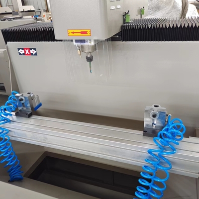 800mm合金プロファイル CNC制御3軸掘削機