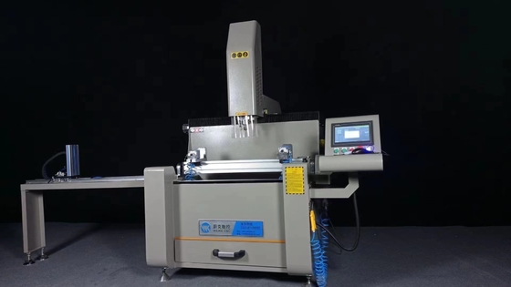 アルミプロフィール 窓とドア マシン 3 軸制御を持つ CNC 掘削 フレッシング マシン