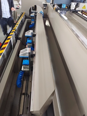 3 軸 アルミ CNC フリース 機械 自動 掘削 フリース プロフィール上のすべてのタイプの穴