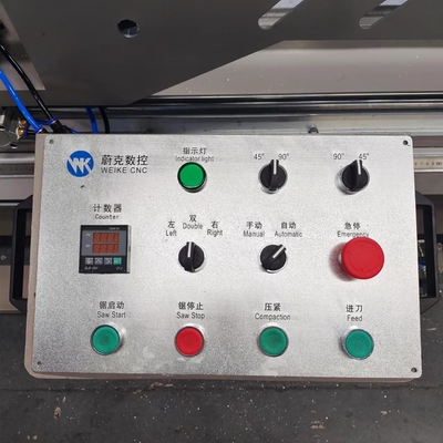 機械に自動二重ヘッド切断をする4000mmアルミニウム窓およびドアは見た