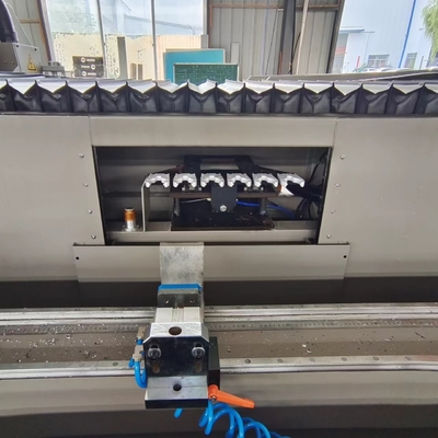 3 軸 アルミニウム CNC 機械加工センター 作業台 +90 ° から -90 ° に回転できます