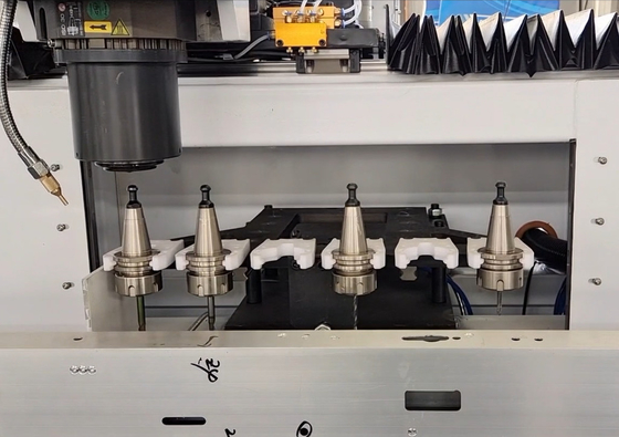 3200mm 3000mm アルミニウム UPVC垂直スピンドル CNC加工センター 窓ドアカーテン 壁を作る機械