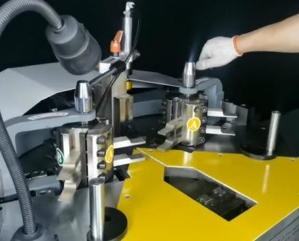 140mm アルミコーナー 3ツールマガジンとクリッピングマシン