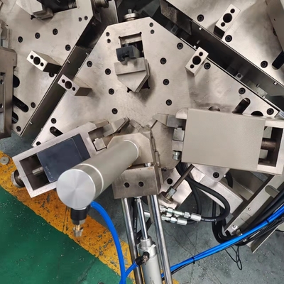 アルミニウム窓およびドアのプロフィールのコーナーのひだが付くための7.5kw CNCのコーナーのひだを付ける機械