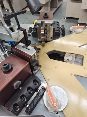 160 コーナー・クリッピング・マシン 1.5KW パワー 空気圧 0.6-0.8MPa 精密なクリッピングのために