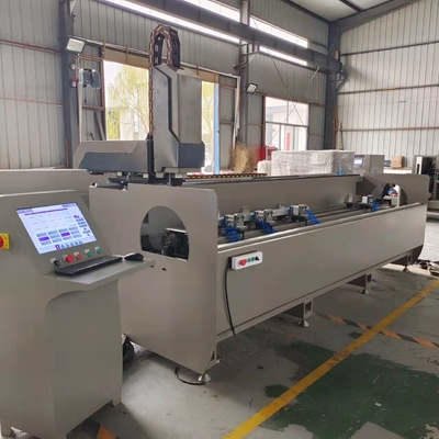 3 軸 CNC 制御プロファイル加工センター 窓ドアエリア上のプロファイル3側で作業
