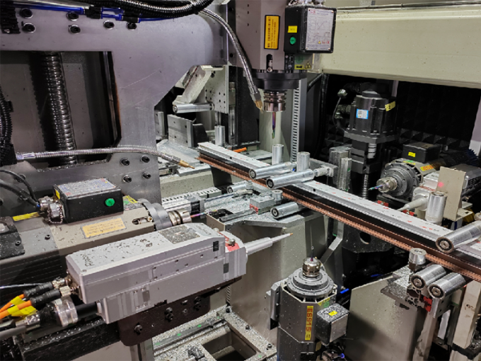 アルミニウム窓ドアマシン アルミニウムプロファイルの切断と掘削 フリーシングセンター 1